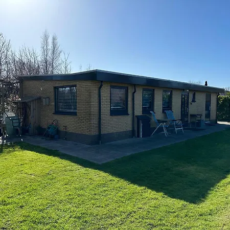 Beautiful With Spacious Garden Дом отдыха