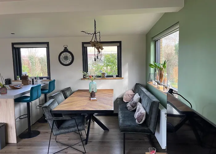 Beautiful With Spacious Garden *